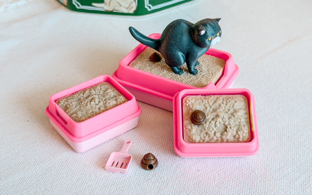 Cat in litter box fidget clicker with charms — 3D printed by Cozy Clickers